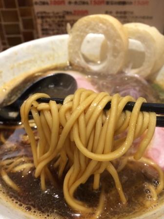 中太麺にからむ煮干しスープ