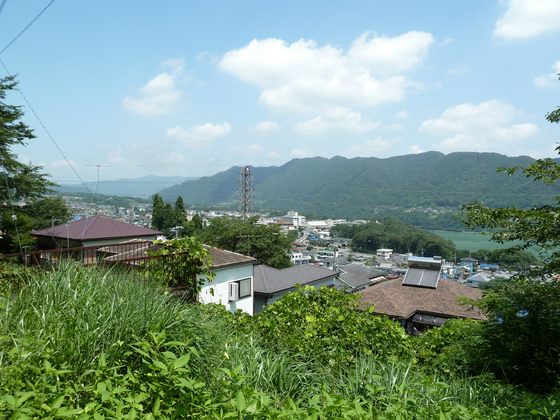 県道513号線側から見る津久井の市街地