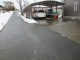 雪かきをした後きれいに融けた駐車場と道路