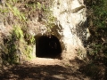 崩壊の進む素堀りトンネル