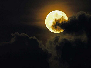雲に隠れる満月 by占いとか魔術とか所蔵画像