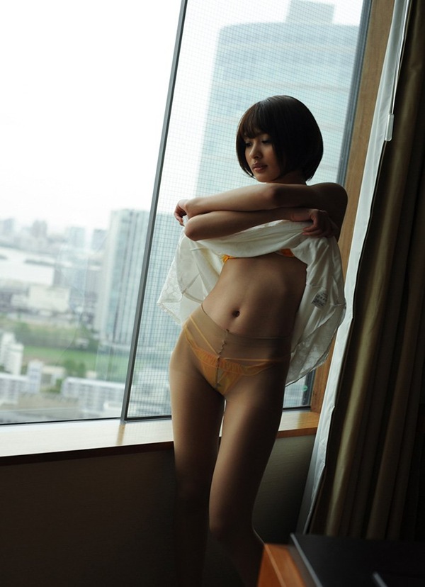 【夏目優希】全裸ヌードで美乳おっぱい