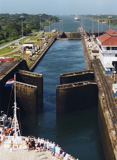640px-Panama_Canal_Gatun_Locks_opening.jpg