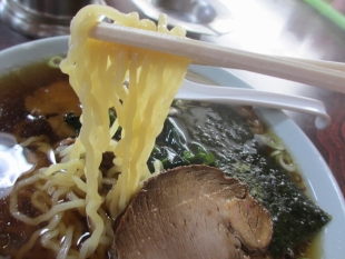 つよし食堂　ﾁｬｰｼｭｰ麺　麺