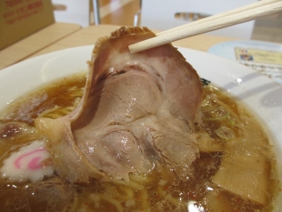 青山製麺　焼ｱｺﾞ醤油ﾗｰﾒﾝ　ﾁｬｰｼｭｰ